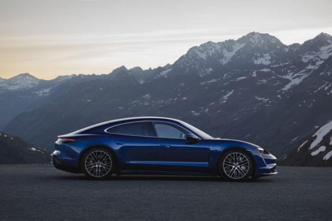 Porsche Taycan 8 rechter zijkant