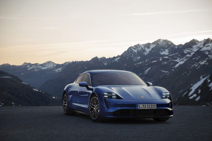 Porsche Taycan 9 front schuin rv