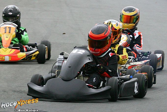 Jens Treur knalt naar zege in Mini Max