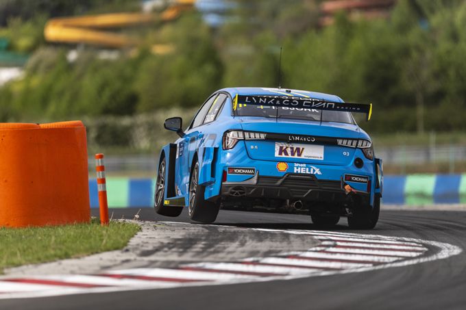 Link Co WTCR car rear