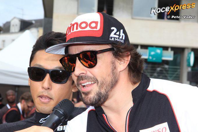 Fernando Alonso neemt voorproefje op Triple Crown met winst in virtuele Indy500