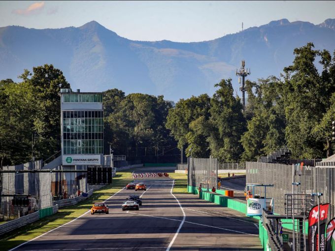 Creventic 12H Monza rechte eind