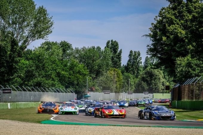 2_GT3_Imola_fraai_startveld