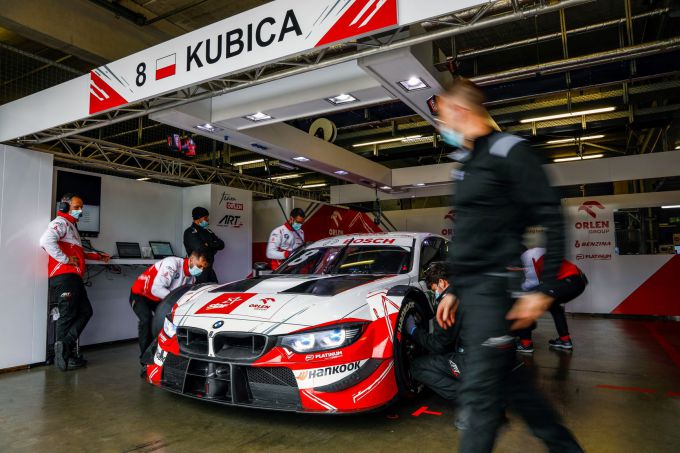 Robert_Kubica_m_BMW_M4_DTM_2020_pitbox