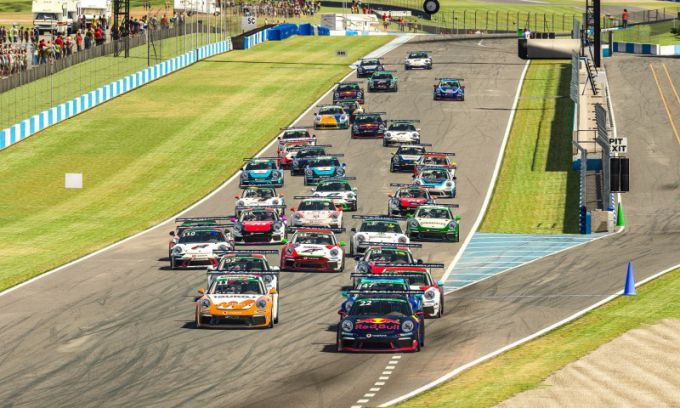 Team Porsche24 driven by Redline aan de start op Silverstone