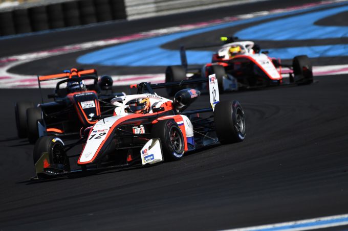 Glenn van Berlo knokt zich naar top tien posities bij Euroformula Open in Frankrijk