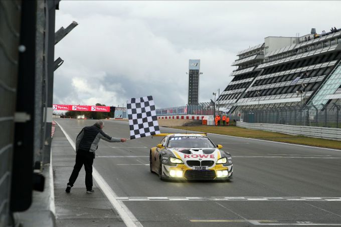 Nicky_Catsburg_als_winnaar_over_start_finish