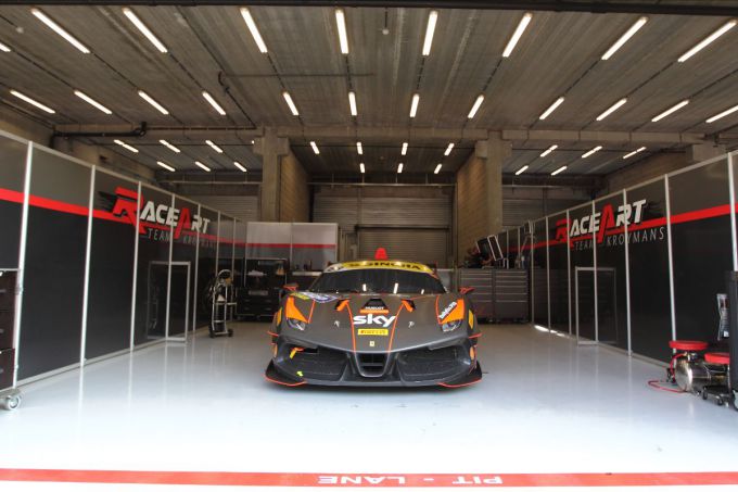 4_pitbox Roger Grouwels Ferrari Challenge Spa 2020