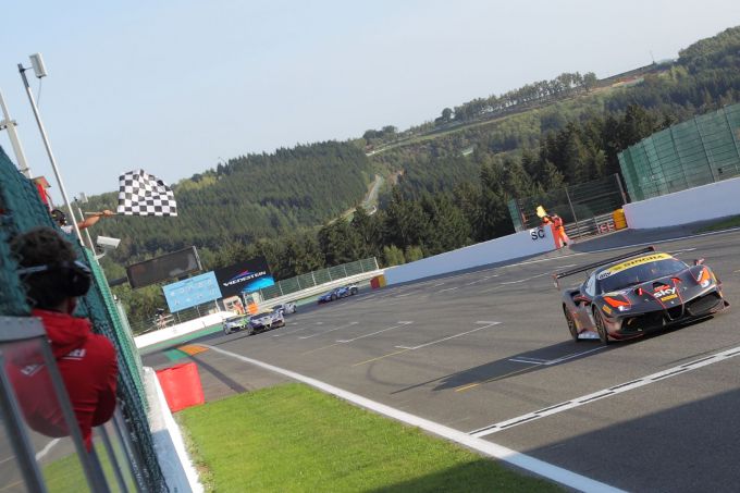 7_Roger_Grouwels_over_de_eindstreep Ferrari Challenge Spa 2020