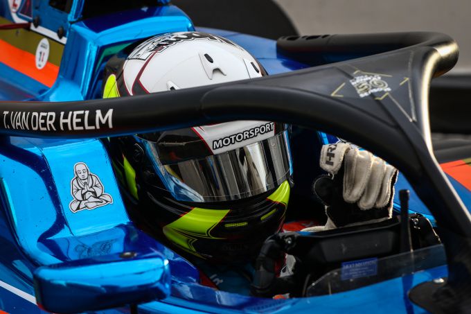 Autocoureur Tijmen van der Helm FR.20L in Zandvoort