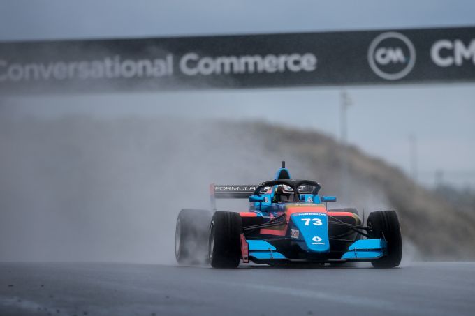 Autocoureur Tijmen van der Helm rijdt knappe inhaalrace in Zandvoort