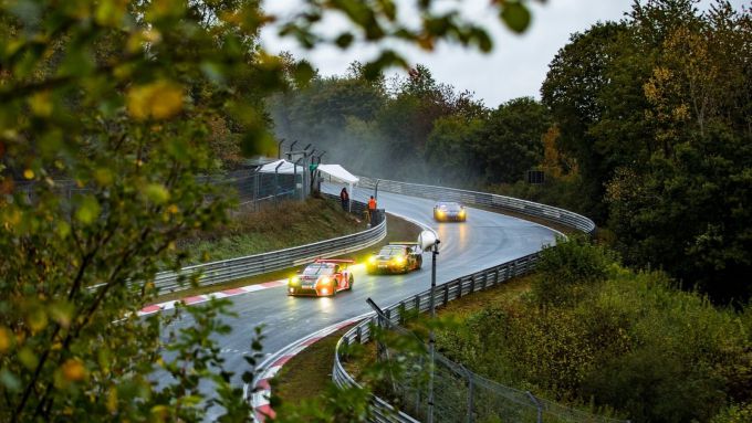 24H Nurburgring 2020 The_World_Of_GT3_onderweg op natte piste