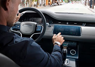 NIEUWE UITVOERINGEN, GEAVANCEERDE TECHNOLOGIE EN GEËLEKTRIFICEERDE MOTOREN VOOR RANGE ROVER EVOQUE EN LAND ROVER DISCOVERY SPORT