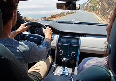 NIEUWE UITVOERINGEN, GEAVANCEERDE TECHNOLOGIE EN GEËLEKTRIFICEERDE MOTOREN VOOR RANGE ROVER EVOQUE EN LAND ROVER DISCOVERY SPORT