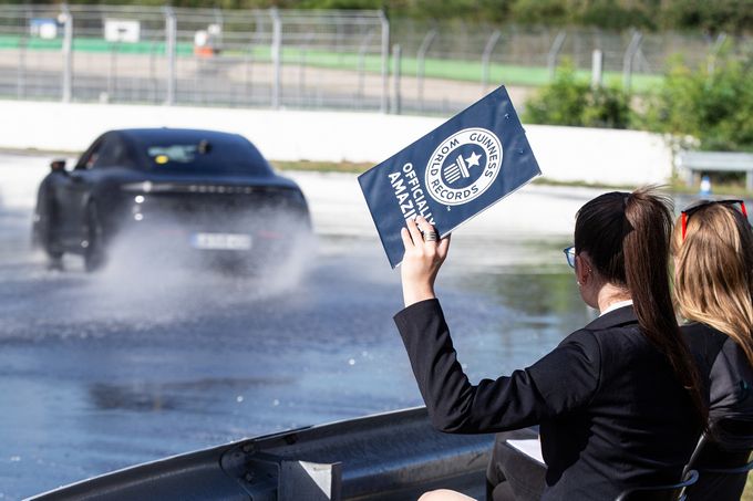 Dennis Retera drift de Porsche Taycan naar record in Guinness World Records™