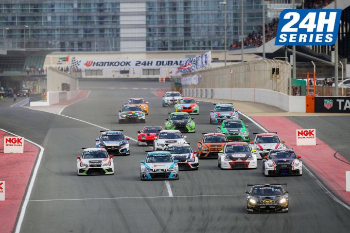 24H Dubai 2020 TCE en TCX klasse Ginetta voorop