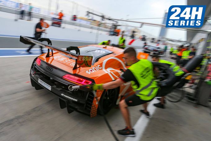 24H Dubai 2020 pitstop Audi R8