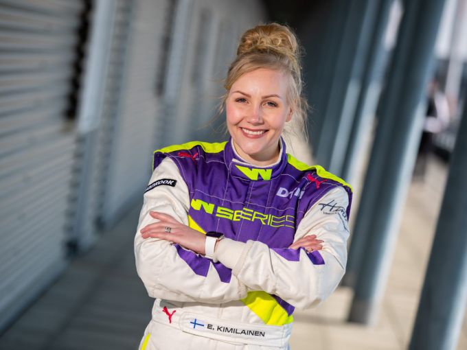 Opmerkelijk verzoek: Emma Kimilainen moest topless poseren voor IndyCar-contract