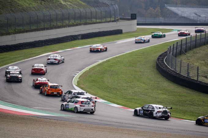24H SERIES startveld heuvel op