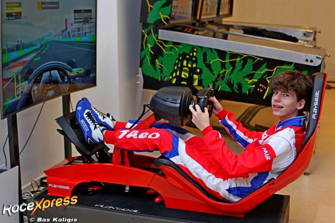 Theo Visser racet veel in de simulator en droomt van de autosport