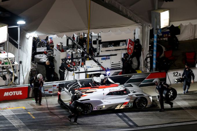RvdZ_2_Nr01_Cadillac_Chip_Ganassi_Racing_Cadillac_DPi_Pit_Stop_by_night