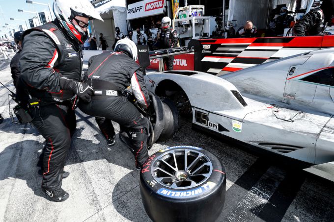 RvdZ_4_Nr01_Cadillac_Chip_Ganassi_Racing_Cadillac_DPi_DPi_Pit_Stop_tyre_change