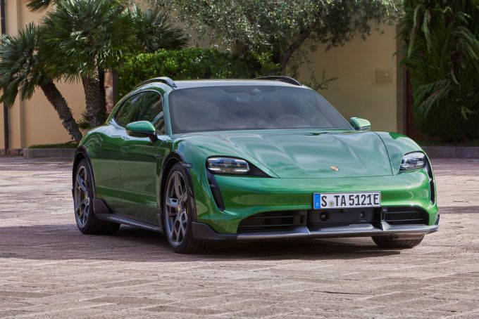 2 Porsche Taycan Cross Turismo