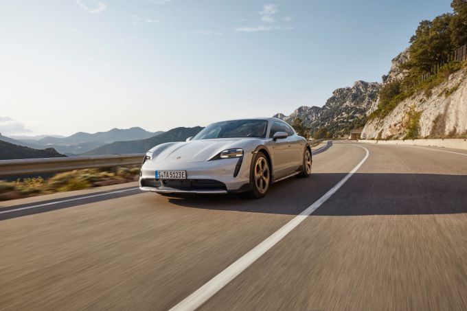 4 Porsche Taycan Cross Turismo