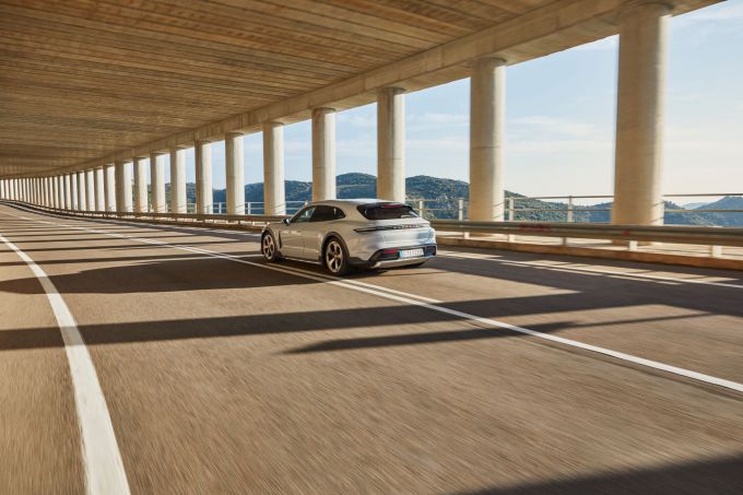 6_Porsche_Taycan_4S_Cross_Turismo rear
