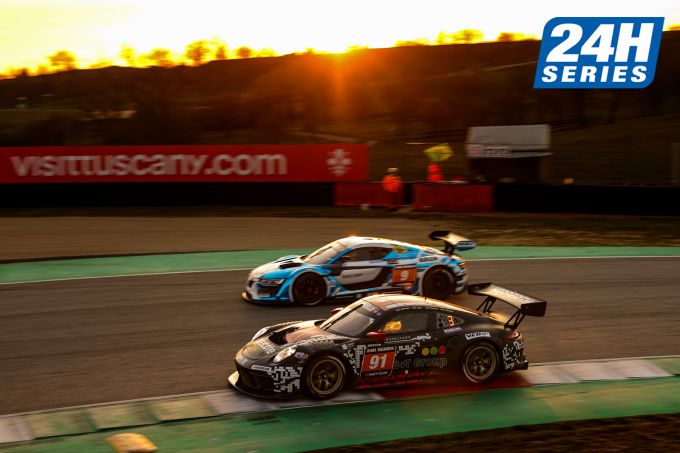12H Mugello De racewinnaar Nr91 en de onfortuinlijke Nr9 Renault van Equipe Verschuur