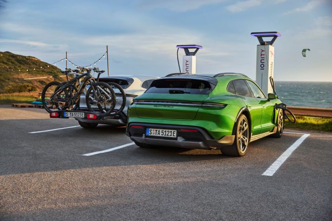 Porsche_Taycan_4S_Cross_Turismo_en_Taycan_Turbo_S_Cross_Turismo_fietsendrager