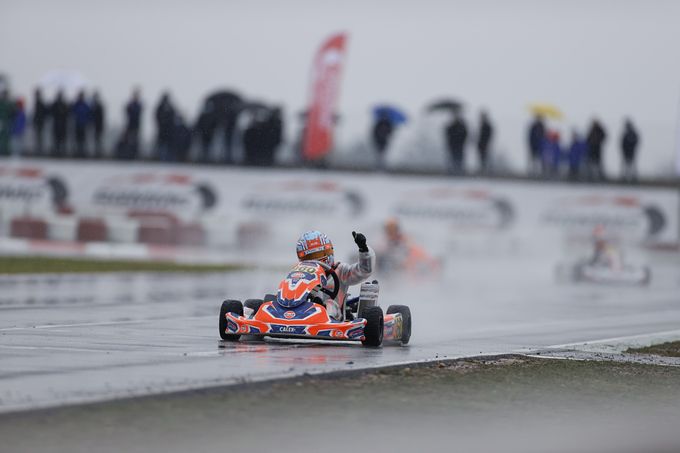 Luuk Taal als een duveltje uit een doosje naar podium