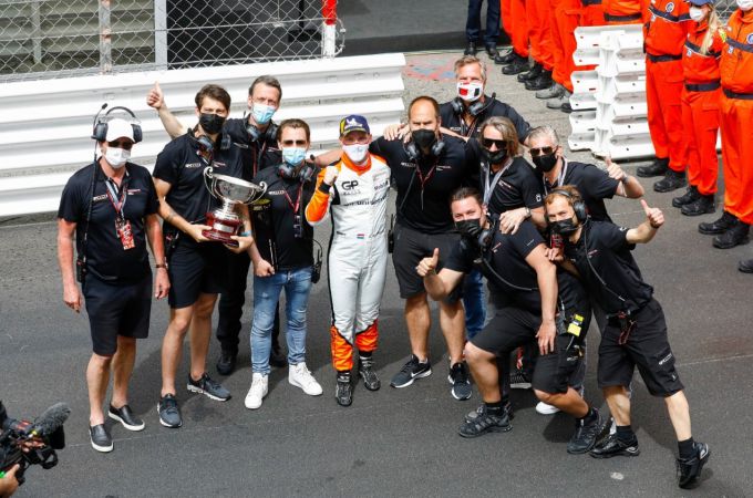 Porsche Mobil 1 Supercup Monaco_Larry_ten_Voorde_teamleden_GP_Elite