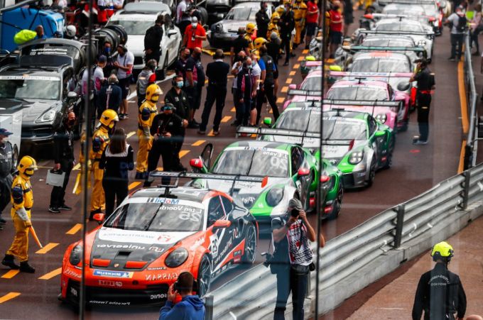 Porsche Mobil 1 Supercup Monaco_Larry_ten_Voorde_opstellen voor race in pitstraat