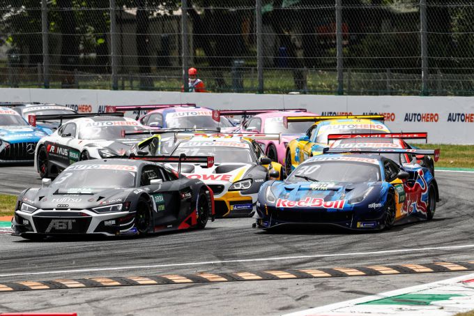 Spectaculair_racen_aan_het_begin_van_de_DTM_2021_in_Monza