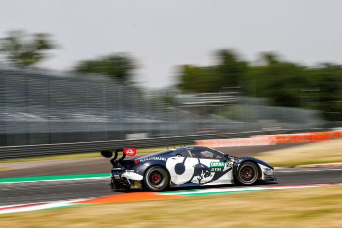 Alex_Albon_THA_Ferrari_AlphaTauri_AF_Corse