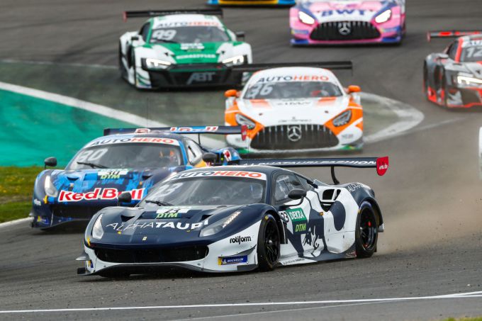 De twee Ferrari's van Red Bull en Alpha Tauri ingezet door AF Corse