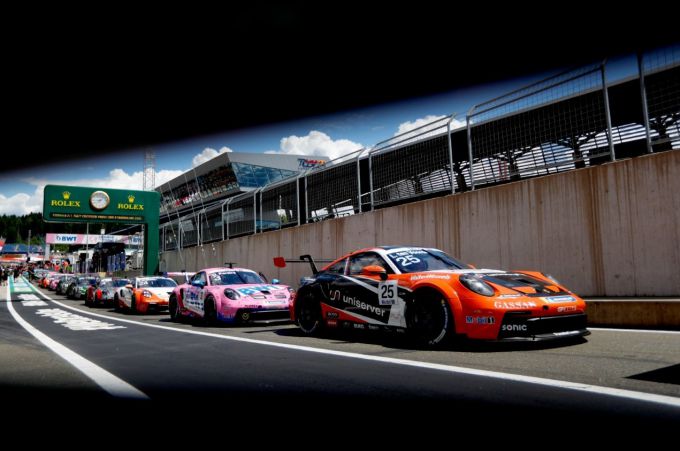 Team GP Elite Red Bull Ring Porsche Mobil1 Supercup 4 Opstellen_pitstraat