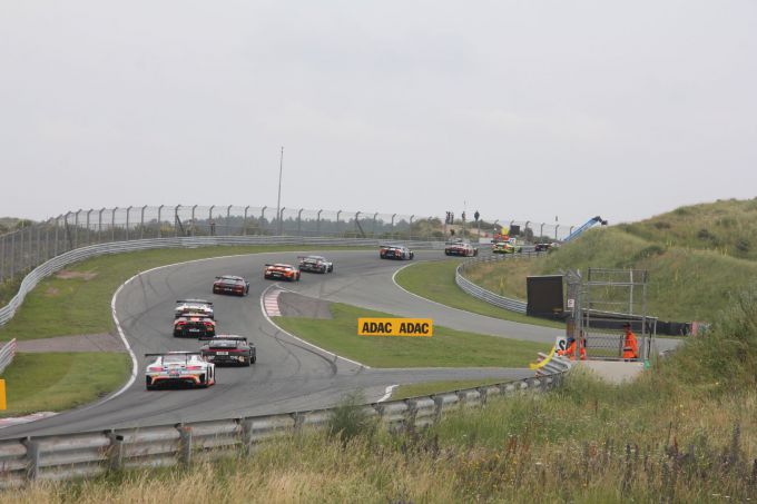 ADAC GT Masters startveld door de Slotemaker bocht
