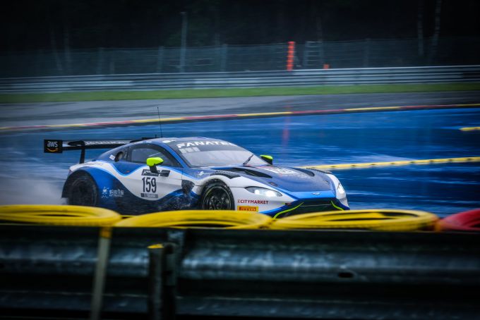Aston_Martin_Garage59_at_Spa_rain_Bus_Stop_chicane