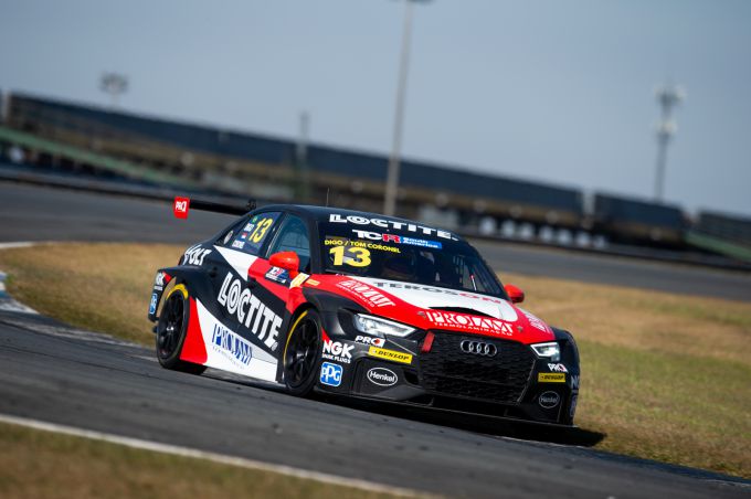 Tom Coronel bekroont reis naar Brazilië met winst in één-uursrace