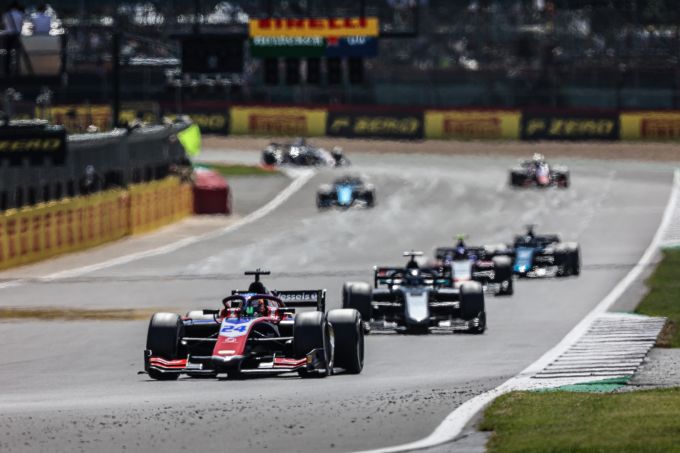 Bent Viscaal perst alles uit Formule 2-wagen op Silverstone