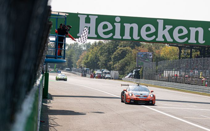 Porsche Mobil 1 Supercup Larry ten Voorde over start-finish