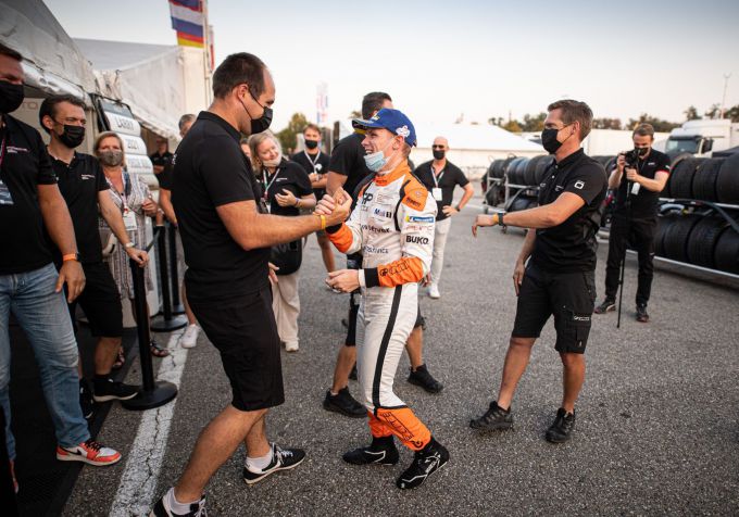 Larry_ten_Voorde_overall_champion_2021_Porsche_Supercup felicitatie