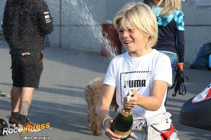 Gilles Herman viert titel met champagne spuiten
