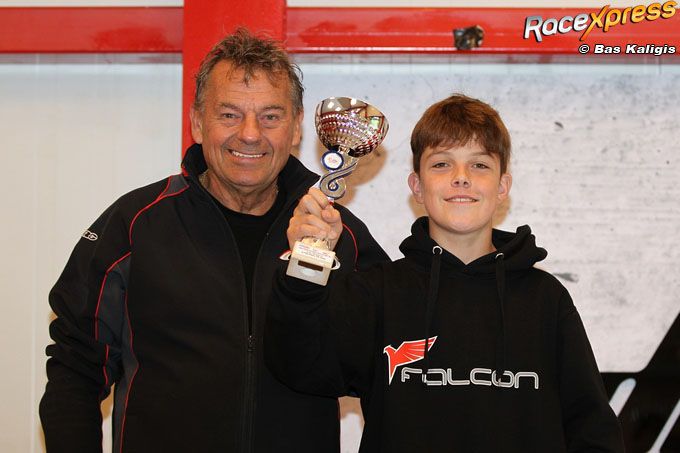 Tristan Kroone en oud-motorcoureur Bertus Grinwis op podium / foto Bas Kaligis