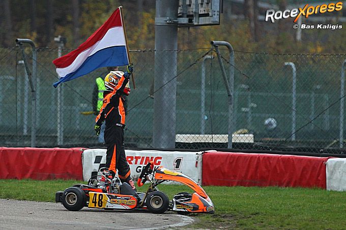 Tom Papenburg bedankt zijn fans op de tribune