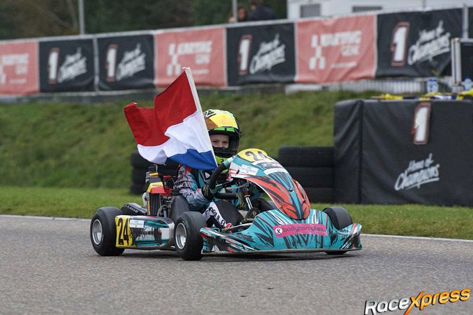 Vic van Kampemhout rijdt ere rondje als rookie kampioen NK op de kartbaan in Genk
