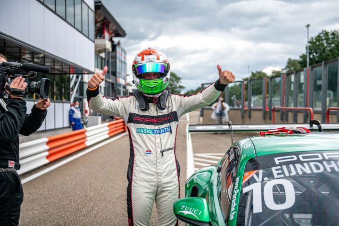 Huub van Eijndhoven Porsche duimpjes omhoog