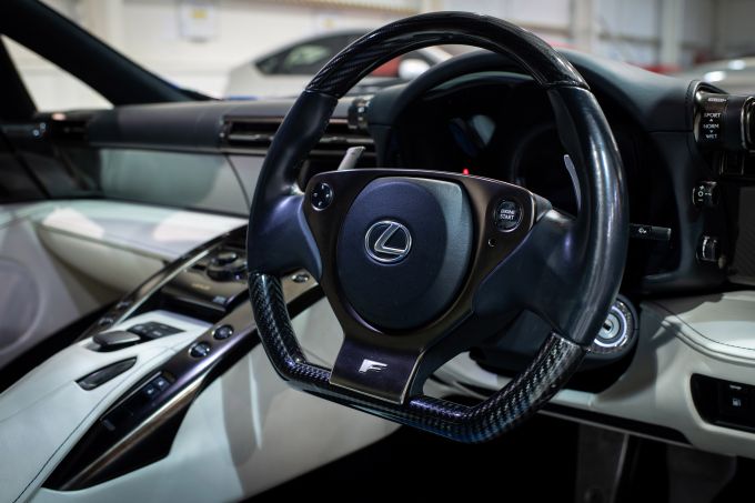 De supercar van Lexus blaast tien kaarsjes uit